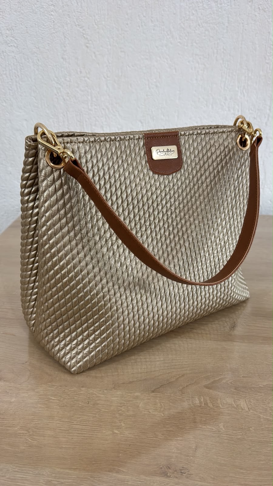 Bolsa artesanal Trama Dourada Pérola Atelier